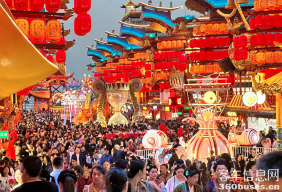 行业最大批量！云顶国际官网100辆高端旅游客车交付新疆